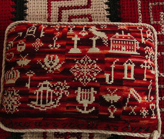 Подушечка, подаренная писателю сестрой Марией Николаевной